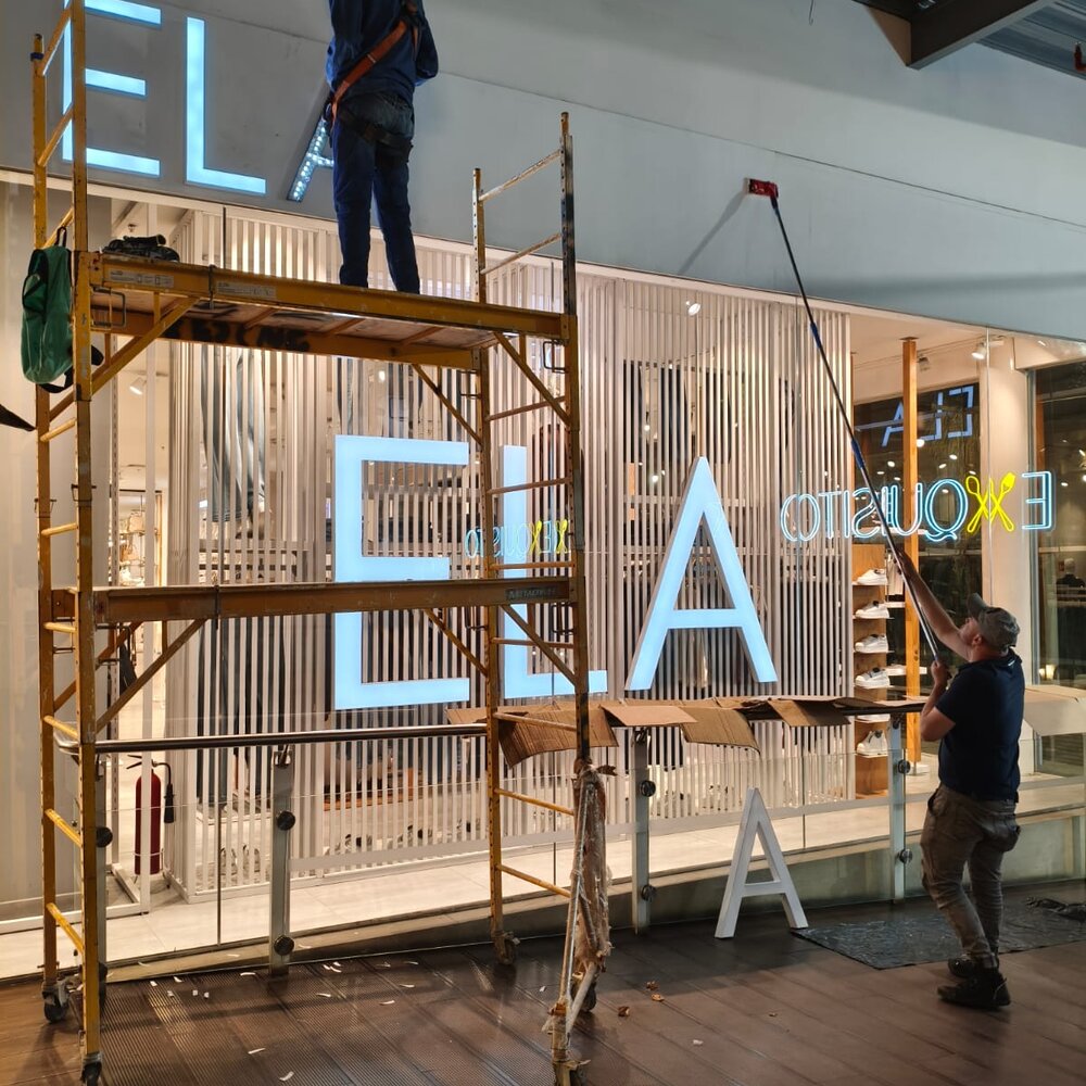 Iluminación de letrero corporativo — ELA